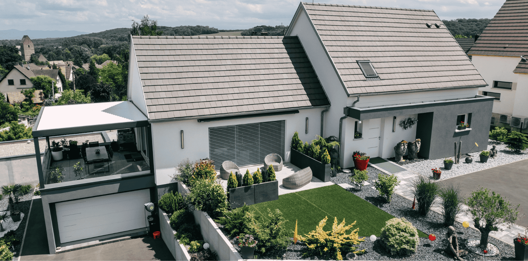 maison moderne toit deux pans avec garage et jardin