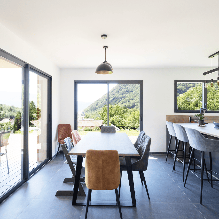 piece de vie lumineuse grace aux baies vitrees