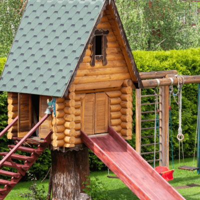 aire de jeux avec cabane en bois