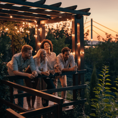 amis qui prennent l aperitif dans le jardin