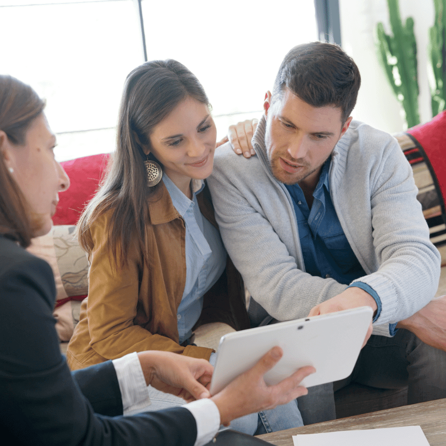 couple discutant avec un coach projet au sujet de leur future maison (1)