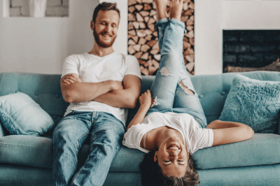 couple heureux dans maison confortable ete comme hiver