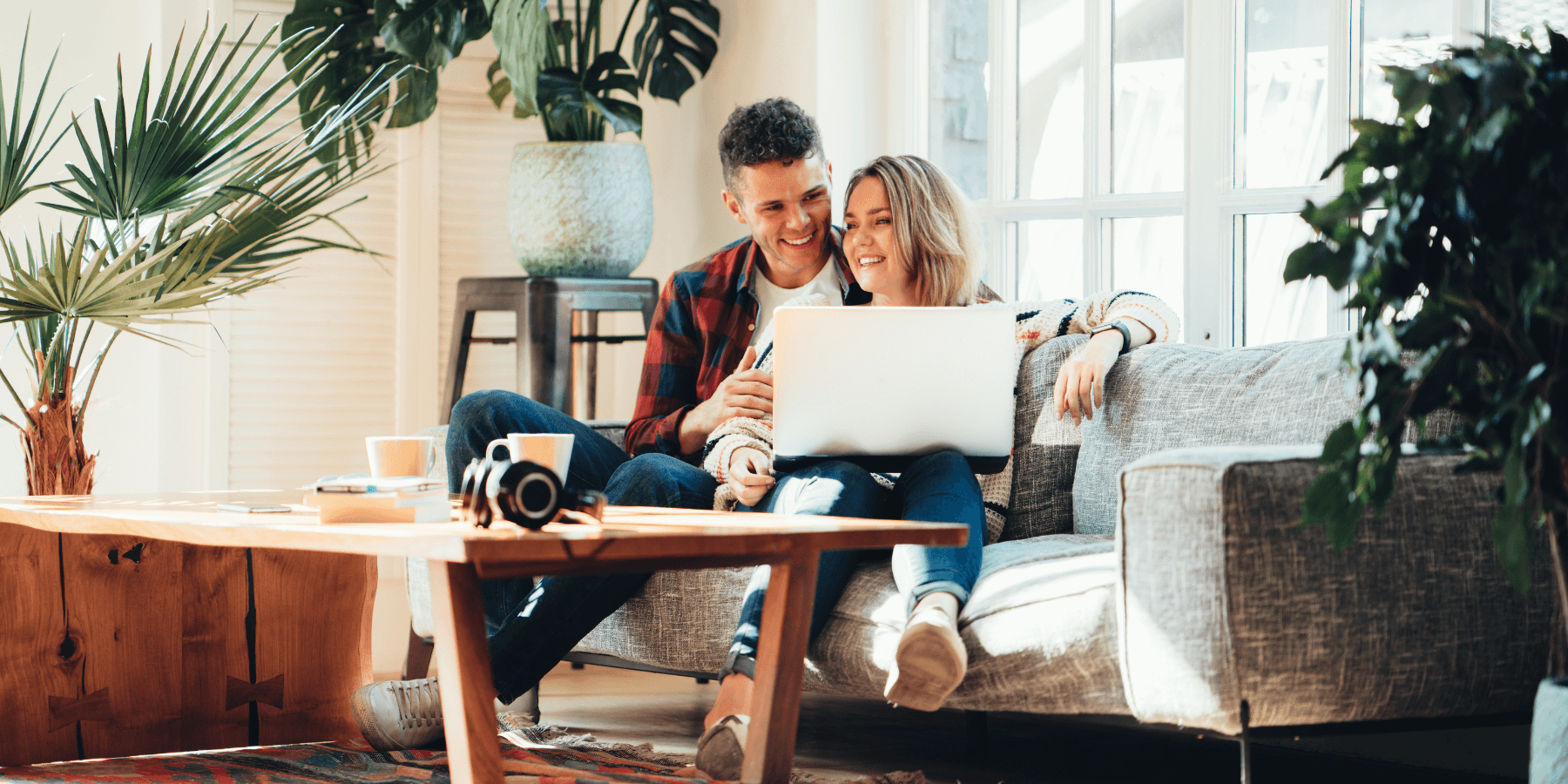 couple qui discute devant un ordinateur