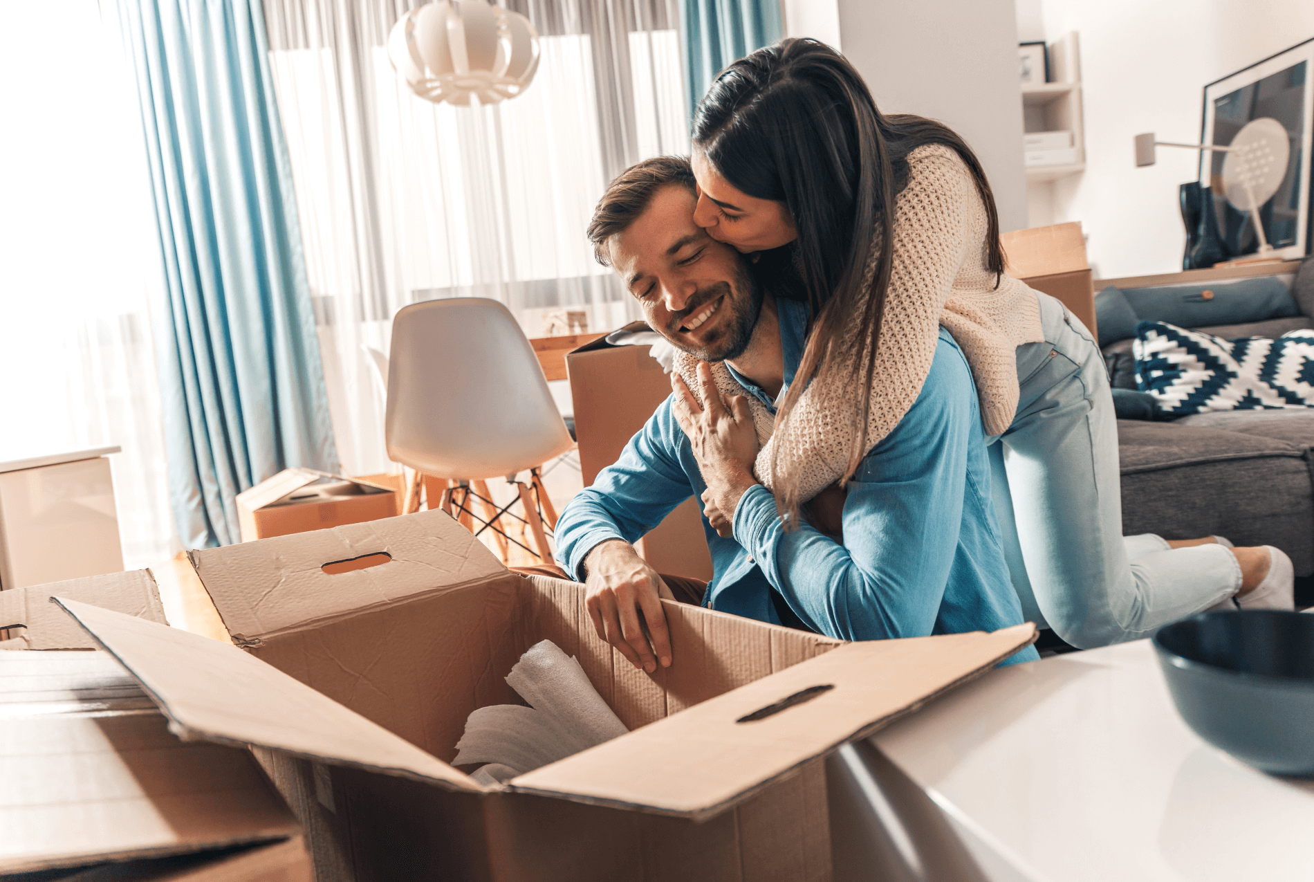 couple qui emmenage dans sa nouvelle maison