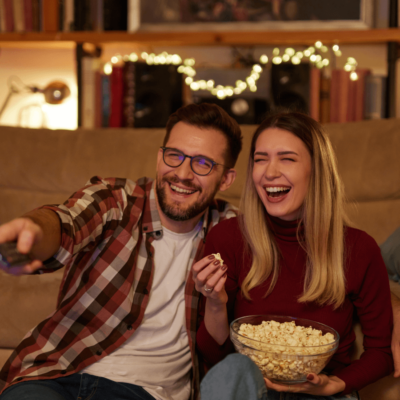 couple qui regarde un film en mangeant du pop corn