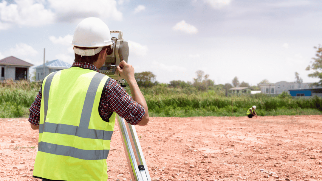 expert qui analyse terrain de construction