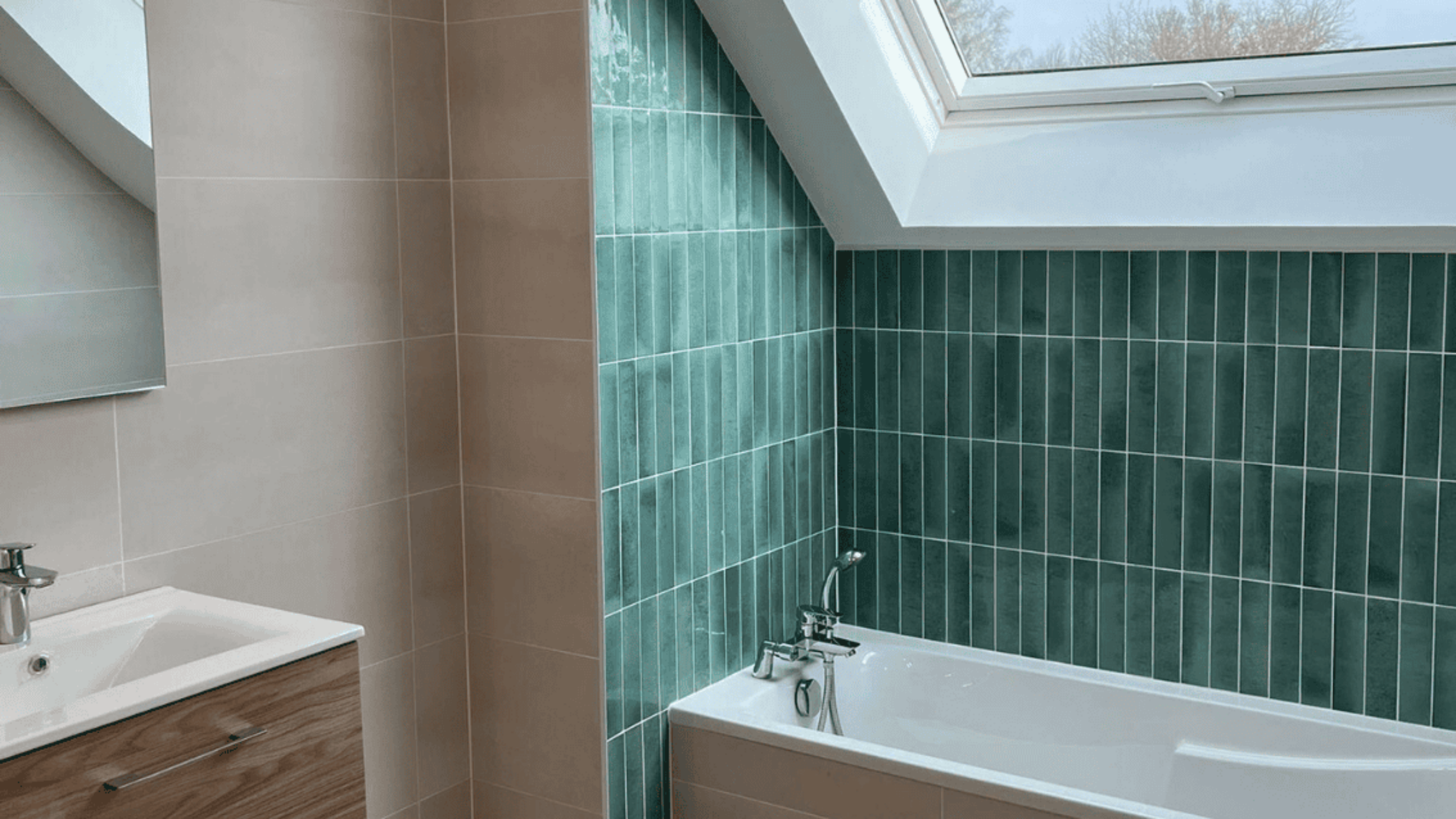 finitions salle de bains meuble vasque et baignoire sous pente