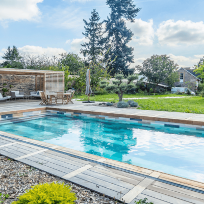 jardin avec piscine et espace detente