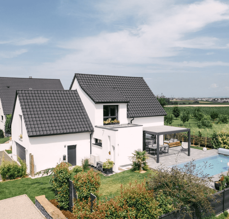 maison moderne toit deux pans avec pergola et piscine