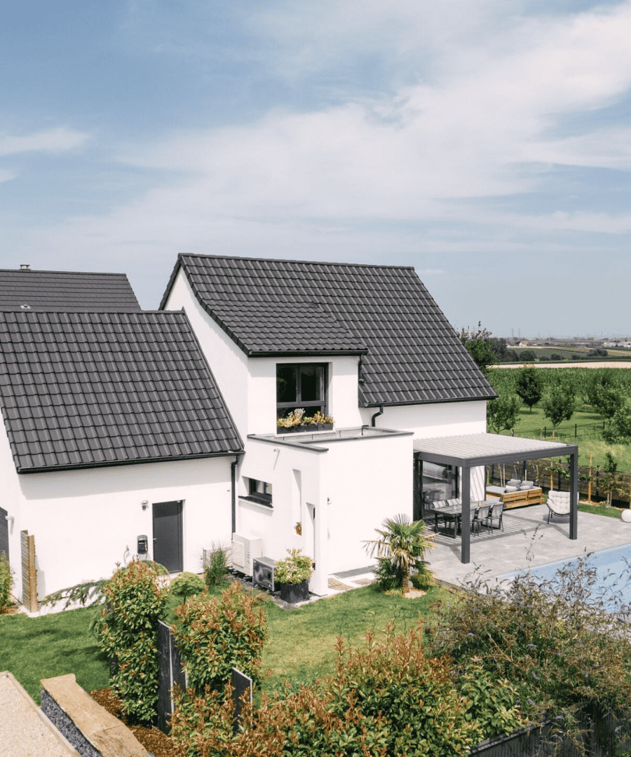 maison moderne toit deux pans avec pergola