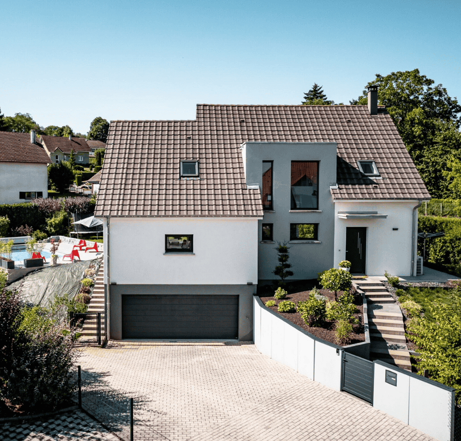 maison moderne toit deux pans avec piscine