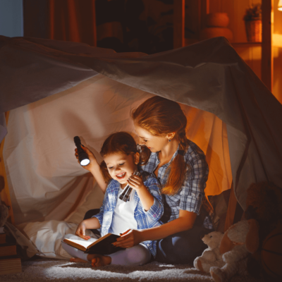 maman qui joue avec sa fille dans une tente