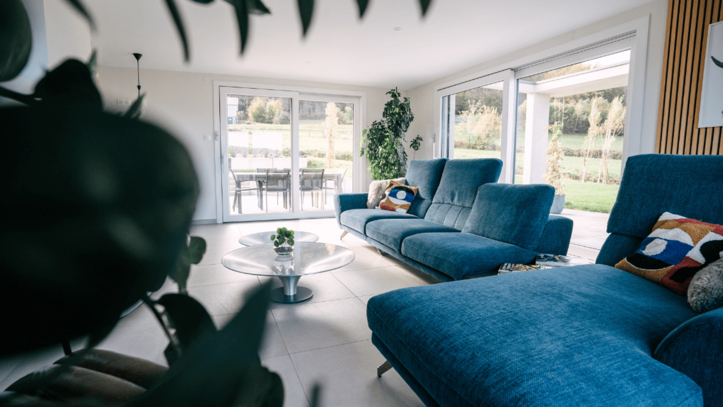 salon design avec baies vitrees et lumiere naturelle