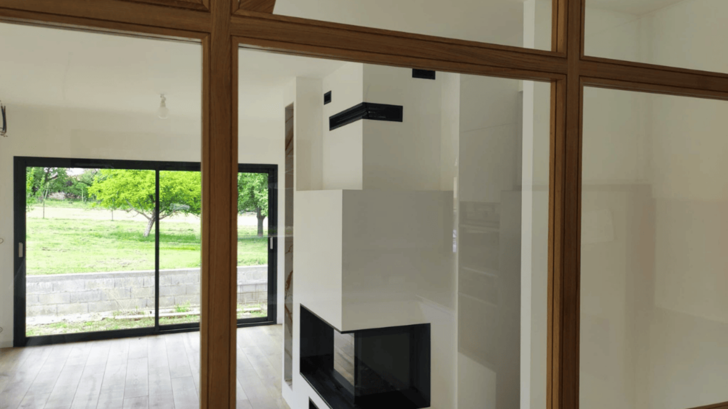 verriere bois et verre piece de vie avec cheminee