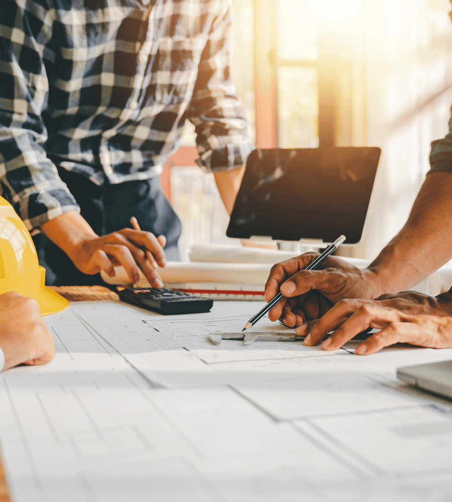 artisans qui travaillent sur la construction d une maison