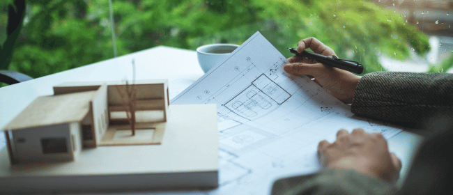 concepteur architectural qui travaille sur un plan de maison personnalisee