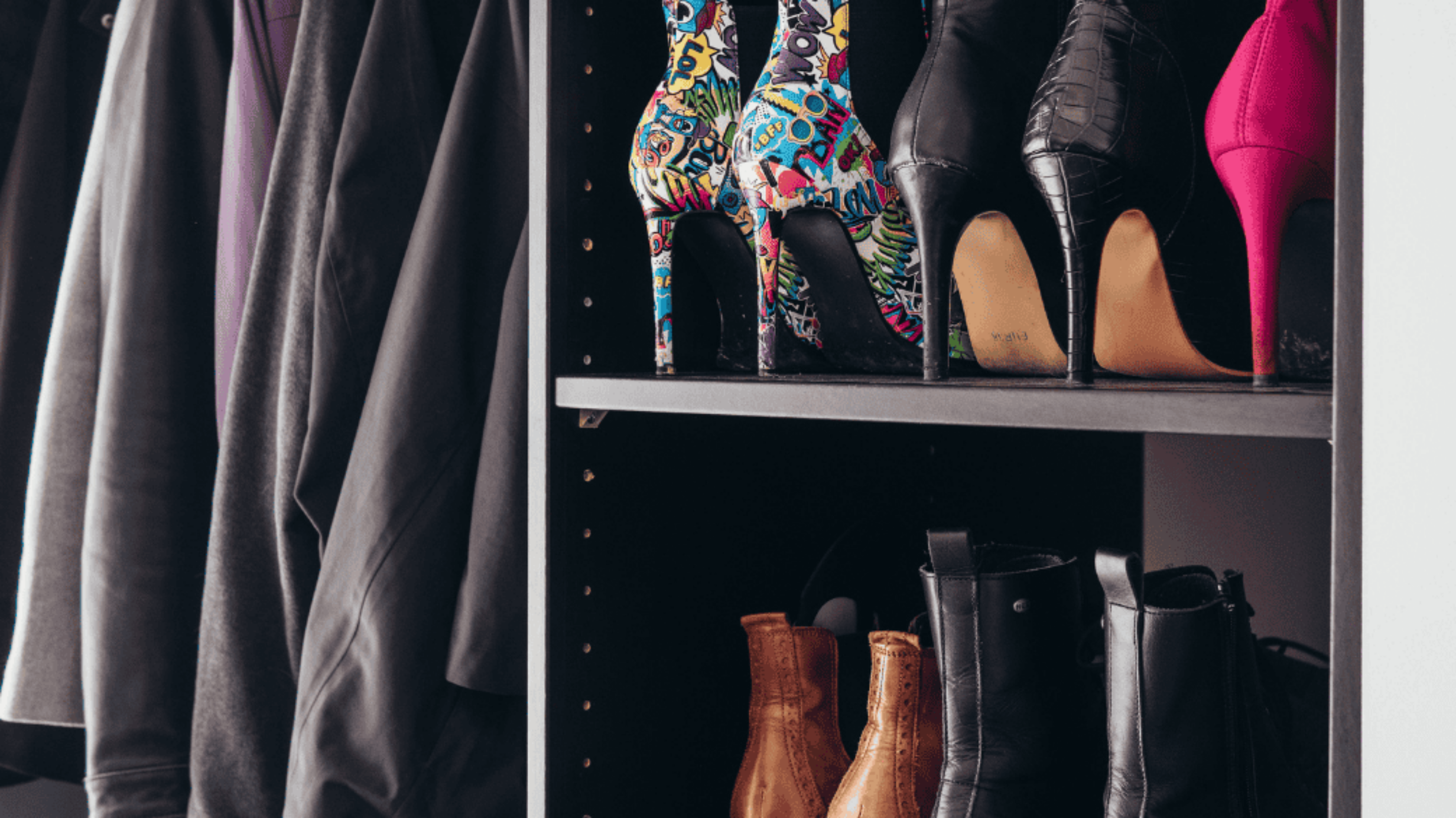 dressing avec chaussures et manteaux