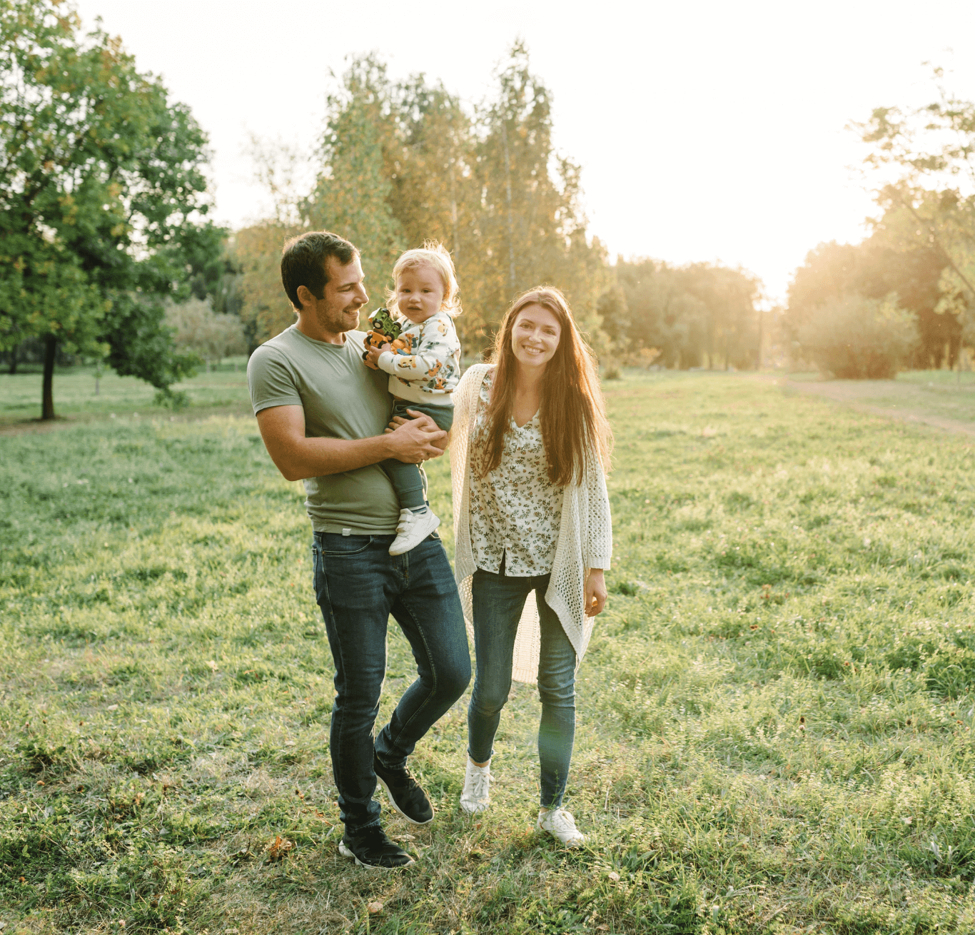 famille heureuse qui cherche leur maison