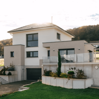 maison architecture design avec volumes cubiques et toit quatre pans