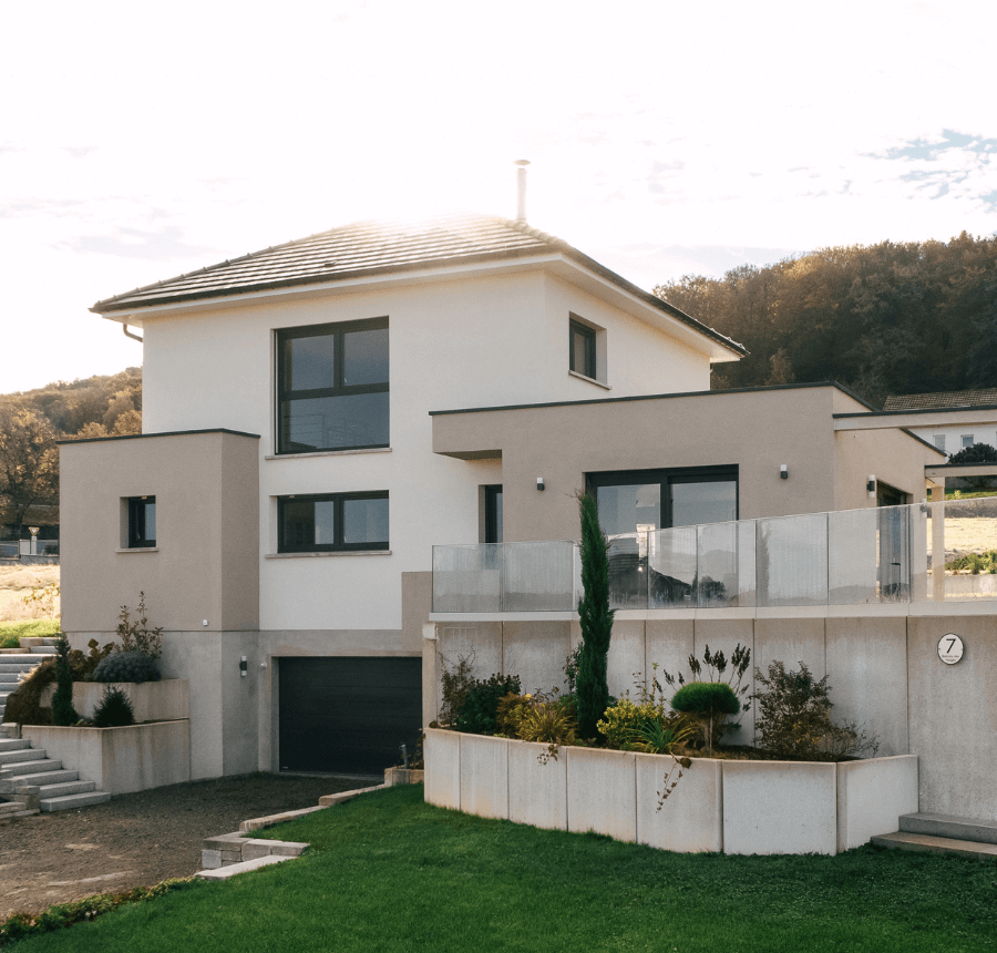 maison architecture design avec volumes cubiques et toit quatre pans