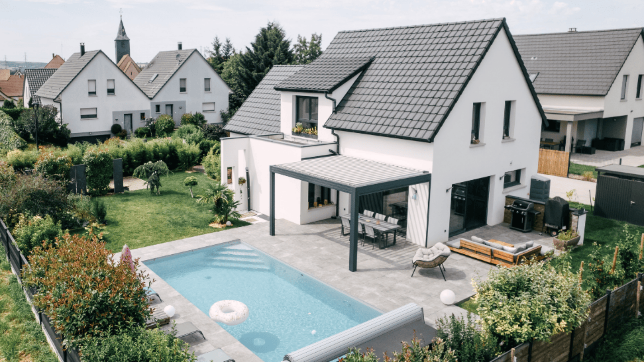 maison moderne double toiture pergola et piscine