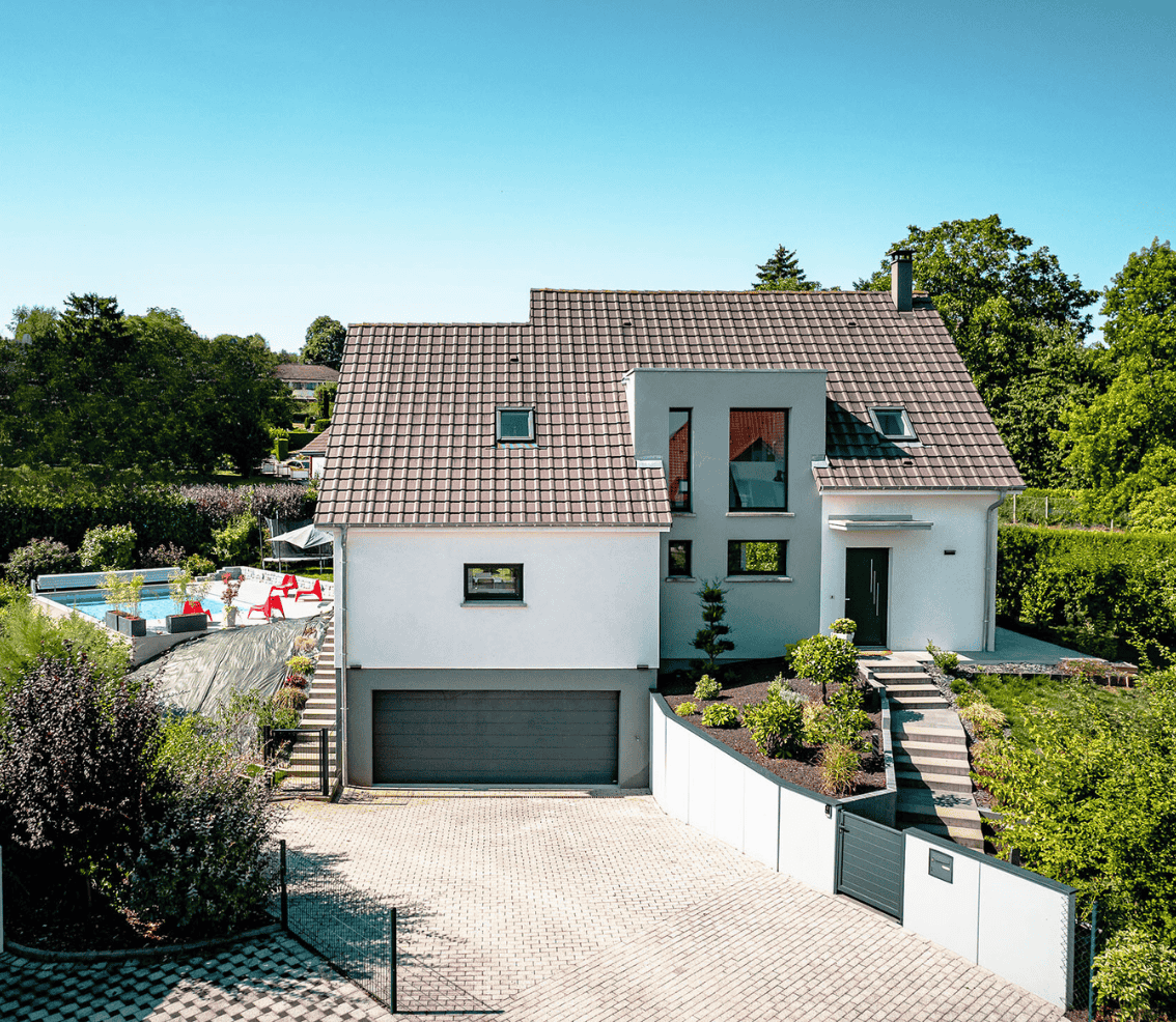 maison moderne toit deux pans piscine