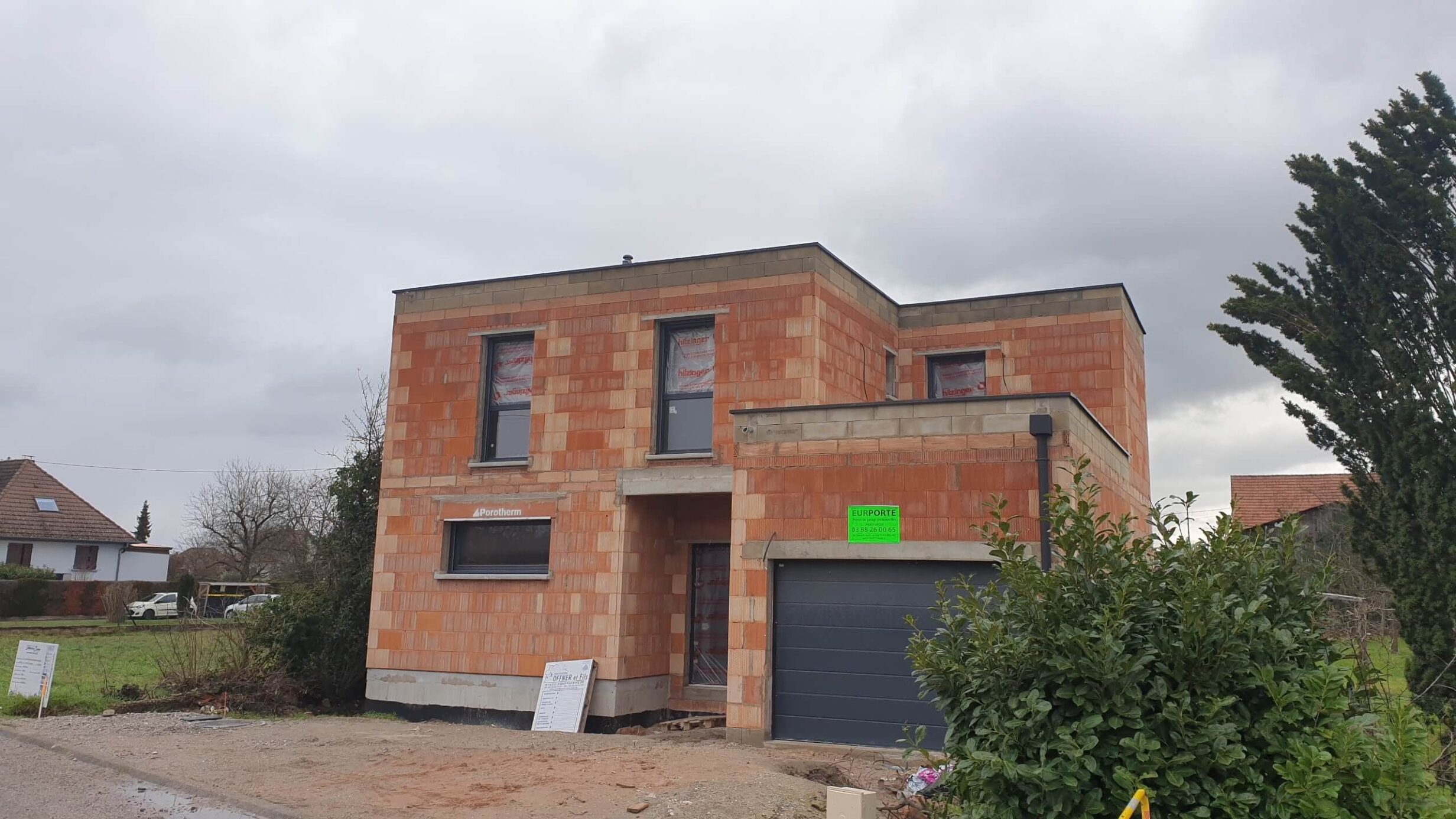 maison neuve clos et couvert avec fenetres et menuiseries exterieures