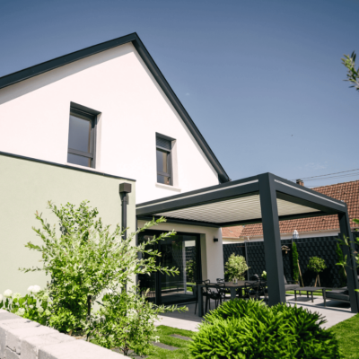 maison toiture deux pans avec pergola