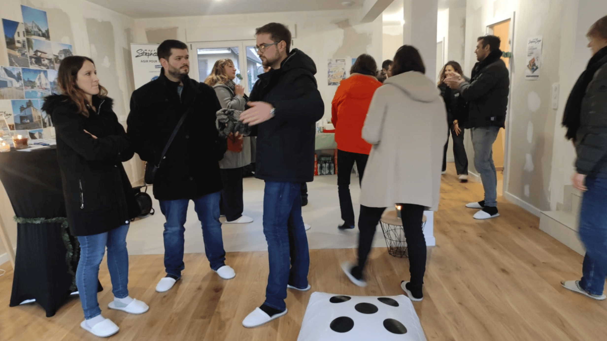 personnes discutant dans maison bientot livree