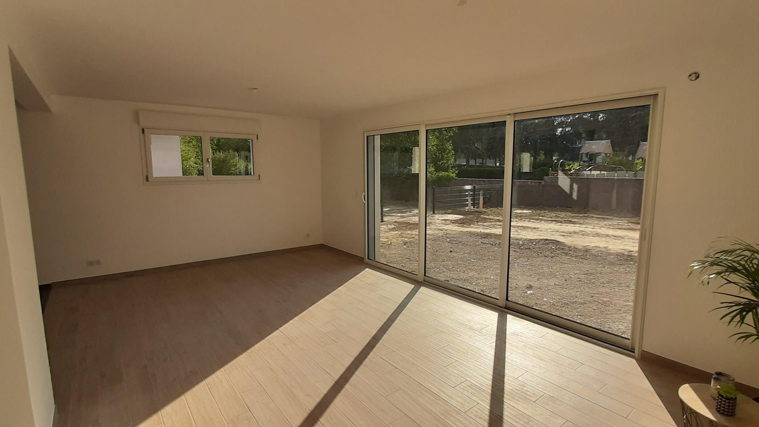 piece de vie lumineuse avec parquet