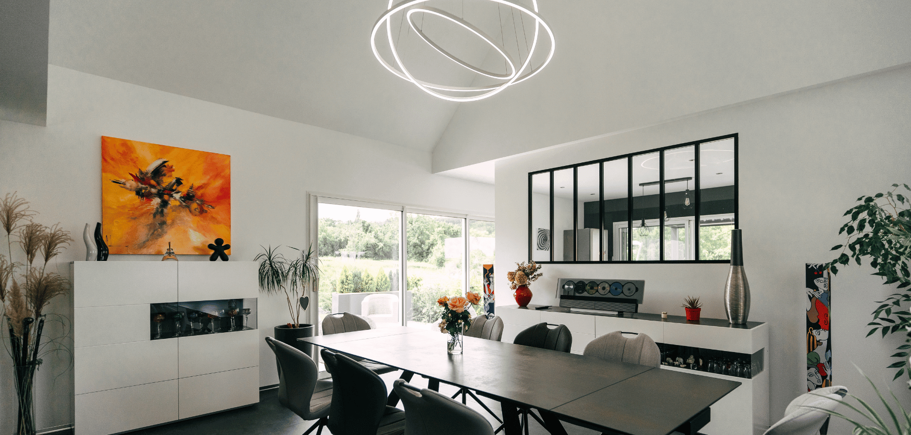 salle a manger avec toit cathedrale verriere et acces jardin