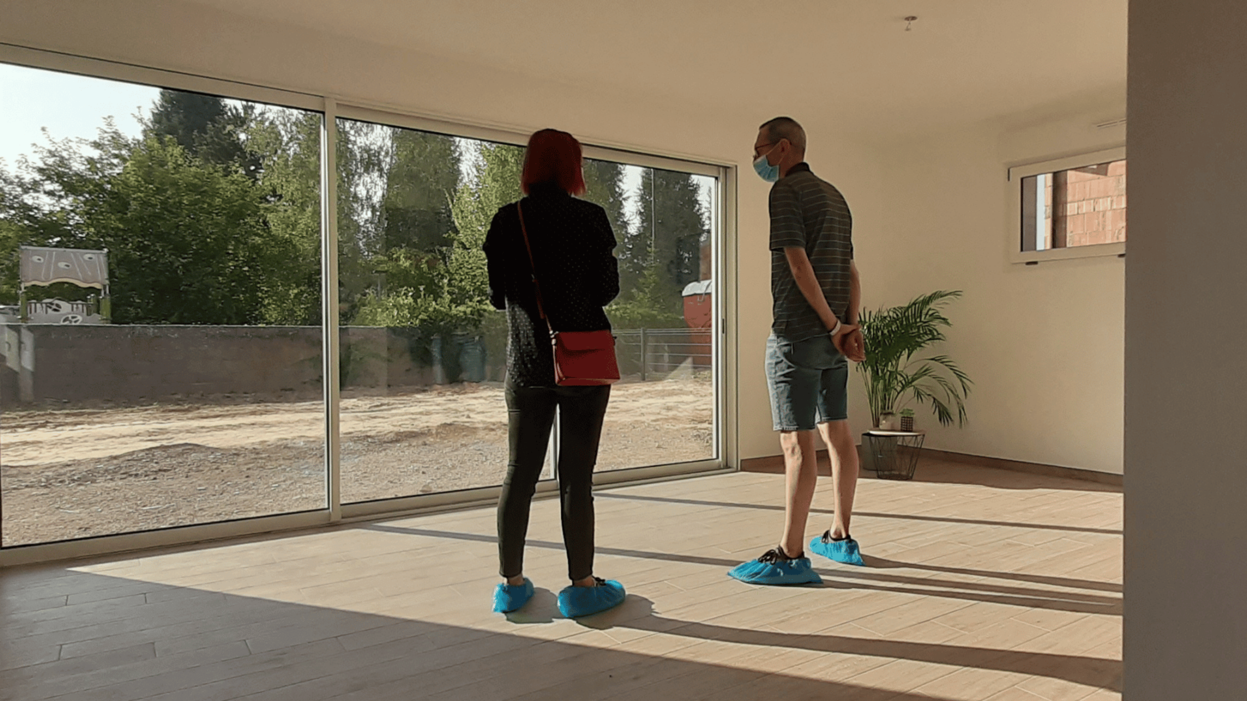 visite dune maison lumineuse ouverte sur le jardin