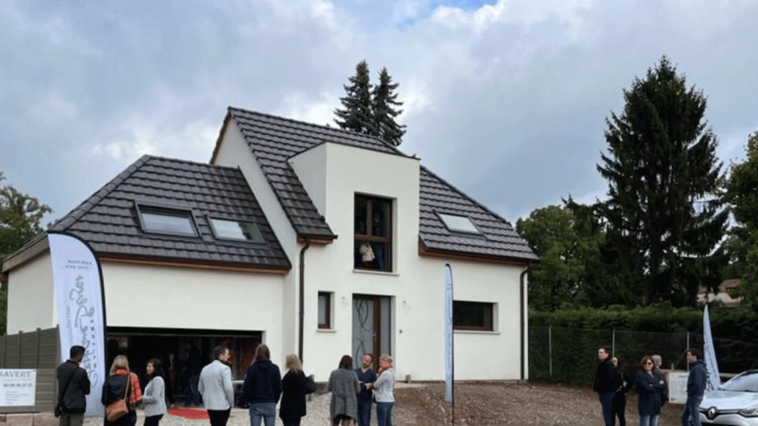 visiteurs dune maison neuve lors dune porte ouverte